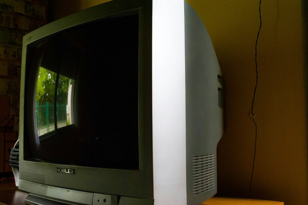 Televisor antigo de tubo num móvel de sala vintage