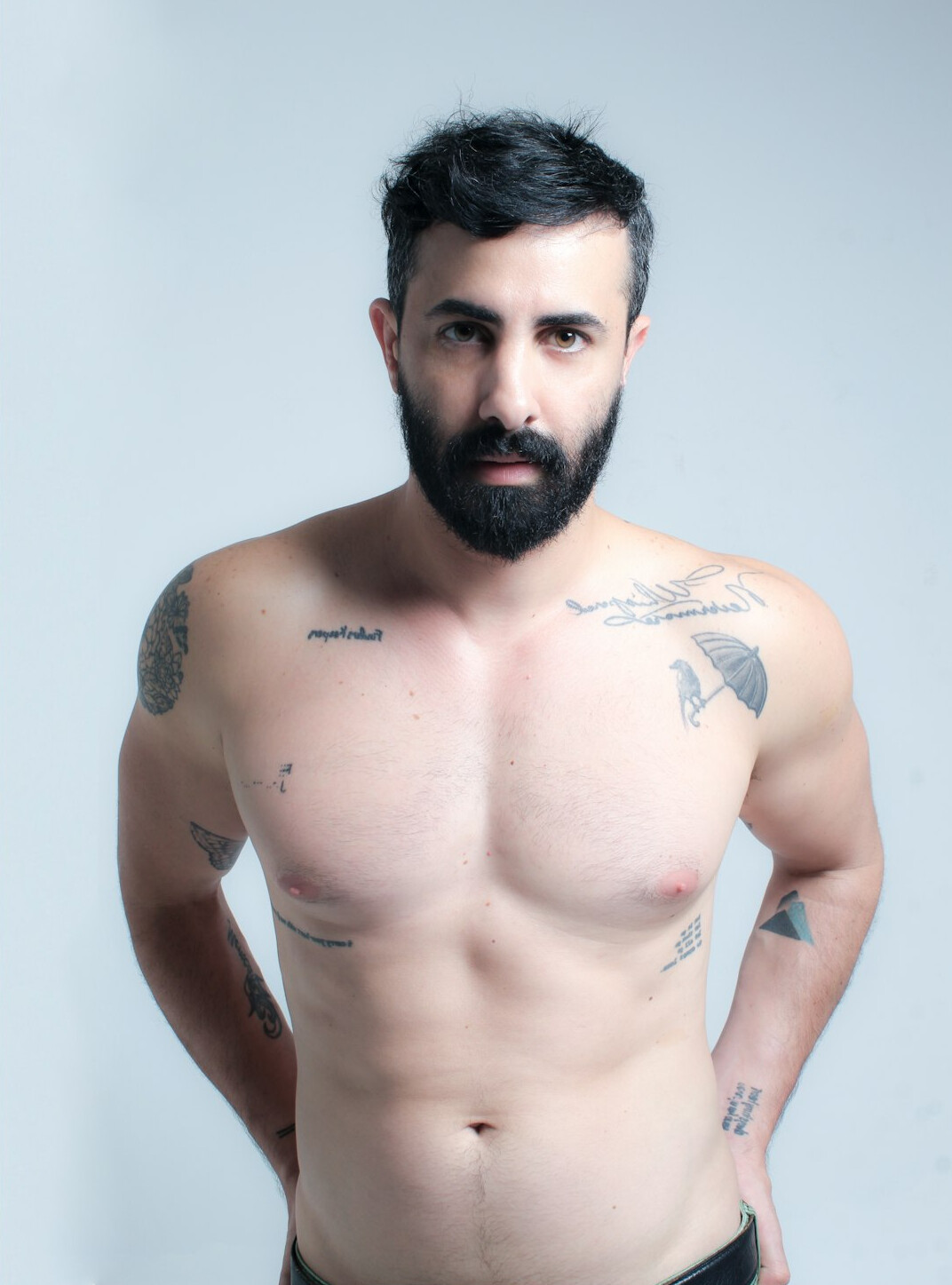 Ator português de meia-idade em pose de estúdio