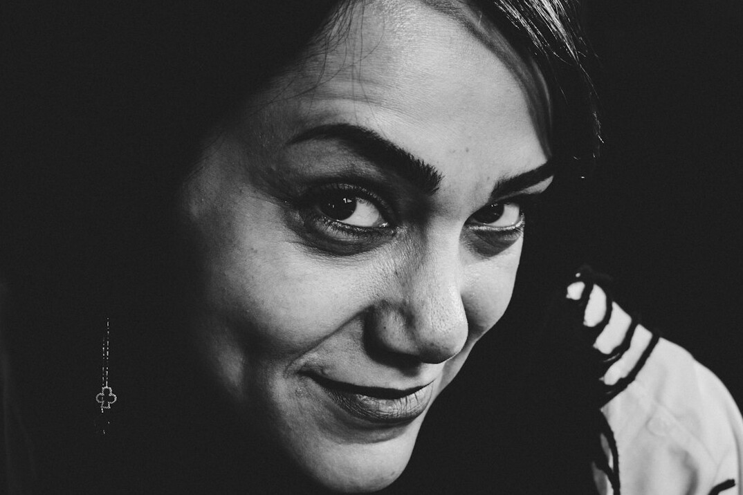 Mulher portuguesa sorridente, apresentadora de televisão clássica